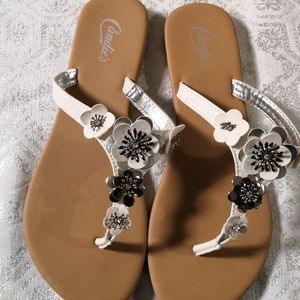 NEW Candie's white floral flip flops size 7-8